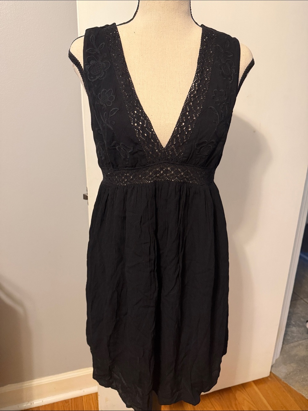 Black V-Neck Lace Trim Sleeveless Dress Love Tree size Small NWT smoke free home